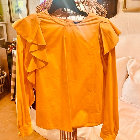 Tara Jarmon, yellow blouse never been worn with tags. Gorgeous summer top! - Picture 3 of 4